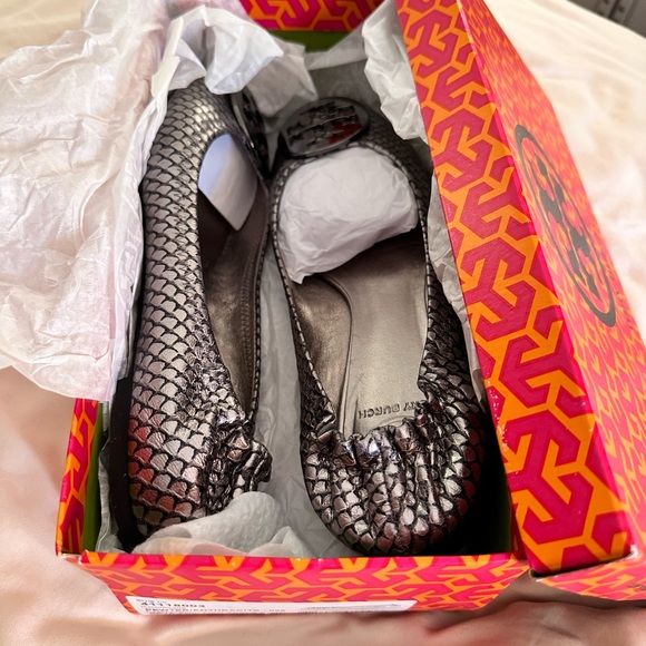 TORY BURCH Silver Reva Foil Fish Scale Ballet Flats - Picture 4 of 8